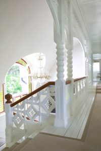 Rekkverk med hellebarder